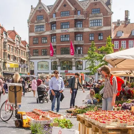 Plum Guide - The Grand Piano * Copenhague